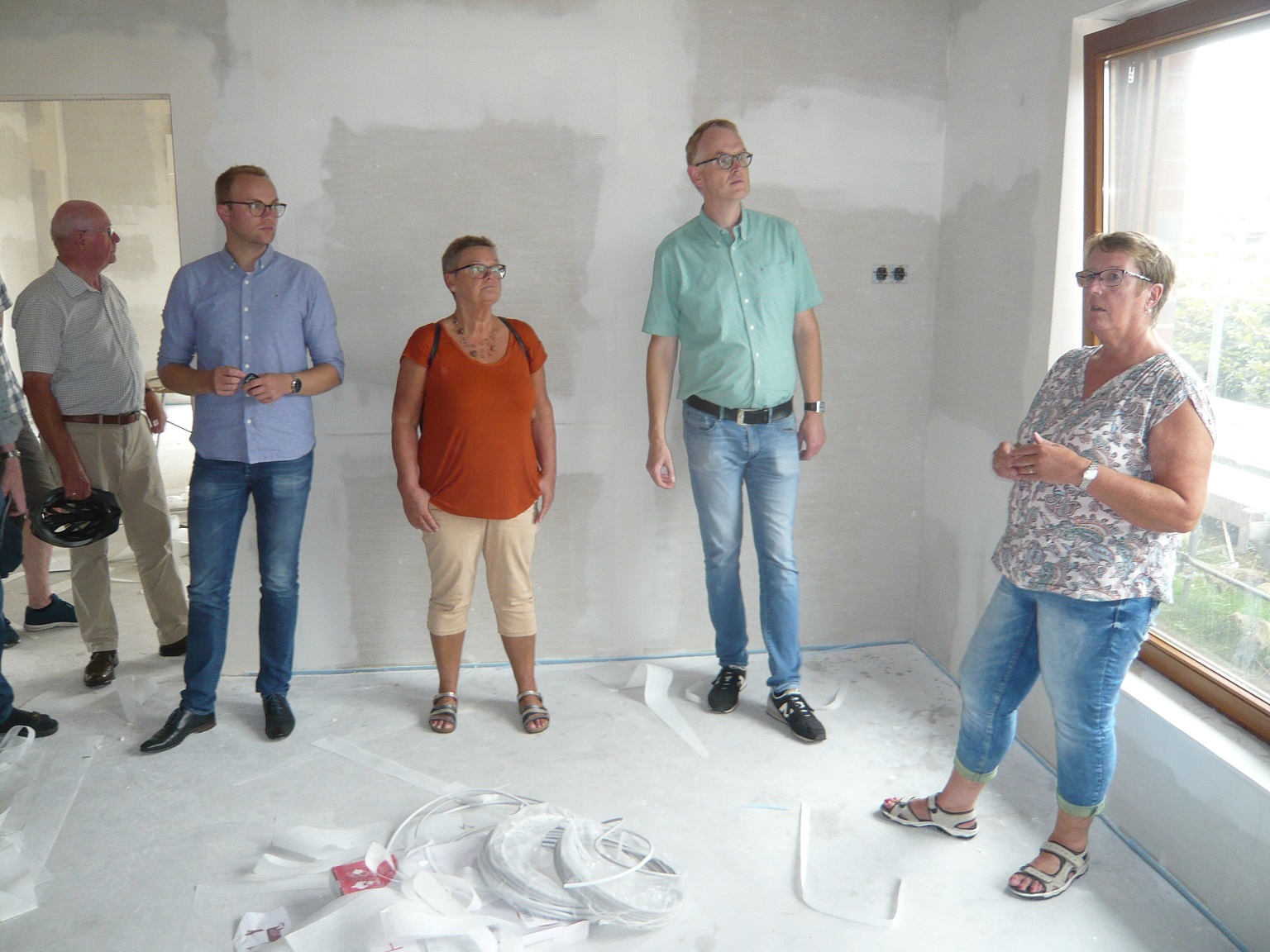 Die Leiterin des St. Ida Kindergartens, Anne Finke (im Bild rechts), informierte die CDU-Vertreter über den Baufortschritt in den Erweiterungsgruppenräumen